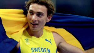 Armand Duplantis of Sweden celebrates winning the Men Pole Vault final of the Athletics competitions in the Paris 2024 Olympic Games, at the Stade de France stadium in Saint Denis, France, 05 August 2024. 
Fot. PAP/EPA/MARTIN DIVISEK