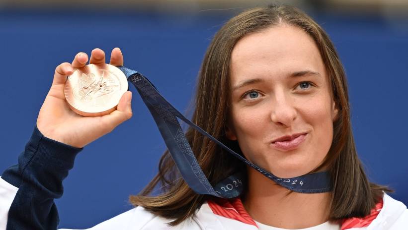 Paryż, Francja, 03.08.2024. Igrzyska Olimpijskie Paryż 2024. Polka Iga Świątek podczas dekoracji medalowej, 3 bm. Iga Świątek zajęła trzecie miejsce w olimpijskim konkursie tenisistek zdobywając tym samym brązowy medal. Fot. PAP/Adam Warżawa