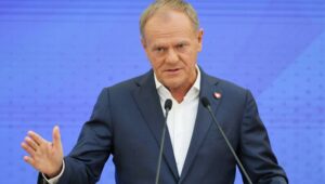 Warszawa, 09.08.2024. Premier Donald Tusk podczas konferencji prasowej w siedzibie KPRM w Warszawie, 9 bm. Szefowie MSWiA, MS i MF podpisali międzyresortowe porozumienie dotyczące skoordynowania działań podległych im służb; ma dotyczyć zabezpieczenia odzyskiwania mienia Skarbu Państwa wydanego niezgodnie z prawem. Fot. PAP/Paweł Supernak