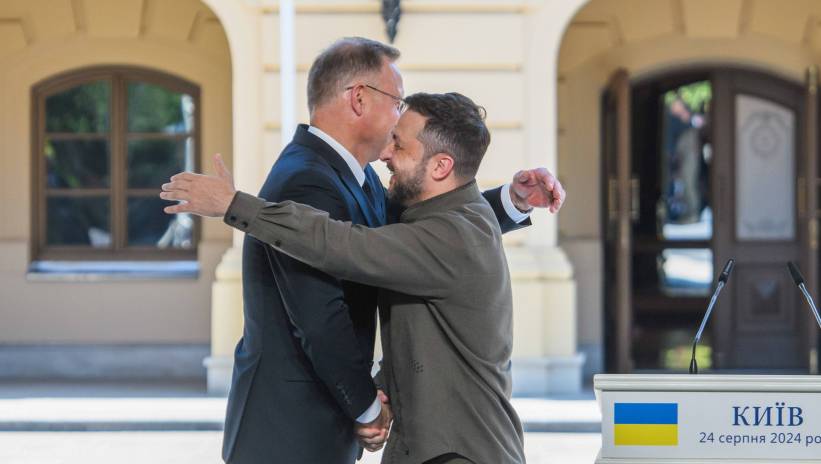 Kijów, Ukraina, 24.08.2024. Prezydent RP Andrzej Duda (L) i prezydent Ukrainy Wołodymyr Zełenski (P) na konferencji prasowej podczas 33. rocznicy odzyskania przez Ukrainę niepodległości, w Kijowie, 24 bm. Fot. PAP/Vladyslav Musiienko