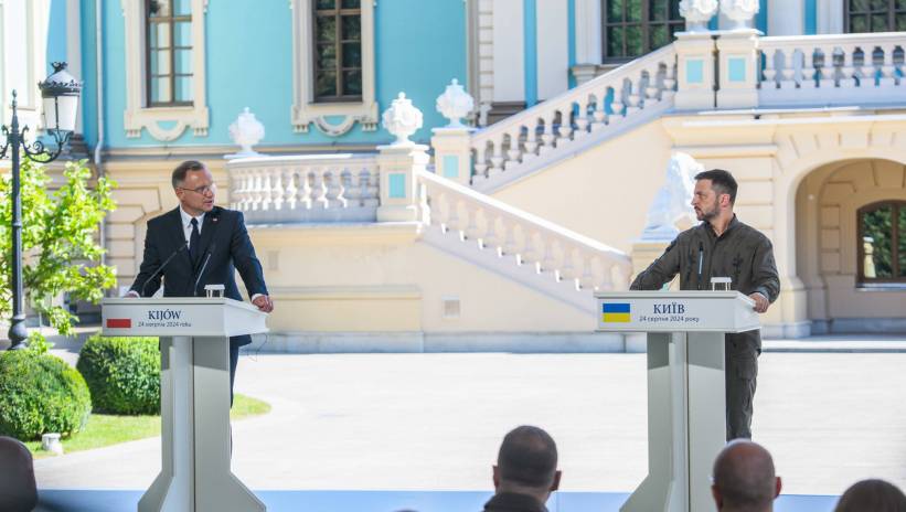 Kijów, Ukraina, 24.08.2024. Prezydent RP Andrzej Duda (L) oraz prezydent Ukrainy Wołodymyr Zełenski (P) na konferencji prasowej podczas obchodów Dnia Niepodległości Ukrainy w Kijowie, 24 bm. Fot. PAP/Vladyslav Musiienko