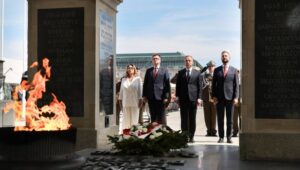 Warszawa, 15.08.2024. Prezydent RP Andrzej Duda (2P), marszałek Senatu Małgorzata Kidawa-Błońska (L), wicepremier, minister obrony narodowej Władysław Kosiniak-Kamysz (P) i marszałek Sejmu Szymon Hołownia (2L) na uroczystej zmianie posterunku honorowego przed Grobem Nieznanego Żołnierza w Warszawie, 15 bm. Trwają obchody Święta Wojska Polskiego. Fot. PAP/Paweł Supernak