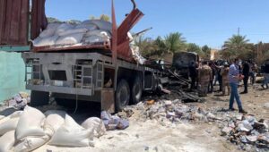 Iraqi soldiers inspect the wreckage of a truck which used to launch rockets targeting Ain Al-Asad airbase which houses the US forces in the previous day at Baghdadi town in the western province of Anbar, Iraq, 08 July 2021. Fourteen rockets were fired on 07 July 2021 at Ain Al-Asad airbase hosting US troops in the western province of Anbar, resulted in two minor injuries, a U.S. military spokesman announced. Fot. PAP/EPA/AHMED JALIL