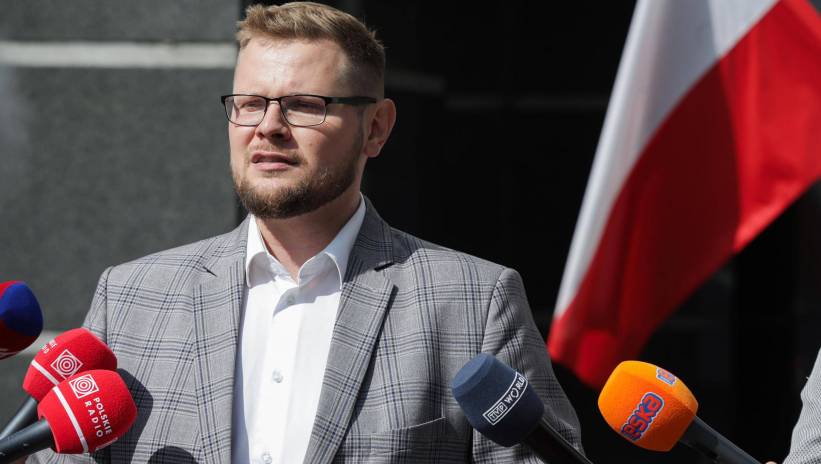 Warszawa, 27.08.2024. Polityk Suwerennej Polski, poseł klubu PiS Michał Woś podczas konferencji prasowej przed siedzibą Prokuratury Krajowej w Warszawie, 27 bm. Woś został wezwany przez Prokuraturę Krajową, która prowadzi śledztwo w sprawie Funduszu Sprawiedliwości. Prokuratura chce ogłosić b. wiceministrowi sprawiedliwości zarzuty i przesłuchać go w charakterze podejrzanego. Fot. PAP/Tomasz Gzell