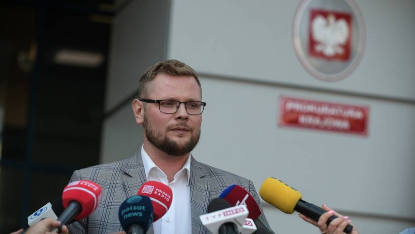 Warszawa, 27.08.2024. Polityk Suwerennej Polski, poseł klubu PiS Michał Woś podczas wypowiedzi dla mediów przed siedzibą Prokuratury Krajowej w Warszawie, 27 bm. Woś został wezwany na przesłuchanie przez Prokuraturę Krajową, która prowadzi śledztwo w sprawie Funduszu Sprawiedliwości. Fot. PAP/Marcin Obara