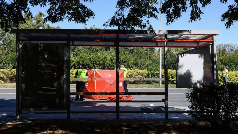 Warszawa, 13.08.2024. Miejsce tragicznego wypadku przy u. Woronicza w Warszawie, 13 bm. Samochód osobowy wjechał w przystanek autobusowy. Jedna osoba nie żyje, dziewięć zostało rannych. Fot. PAP/Leszek Szymański