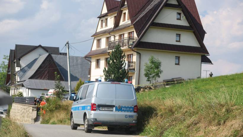 Biały Dunajec, 21.08.2024. Policja pod nadzorem prokuratury ustala okoliczności śmierci 14-latka, odnalezionego rano w jednym z pensjonatów w Białym Dunajcu, 21 bm. W związku z tym zdarzeniem policjanci zatrzymali dorosłego mężczyznę – krewnego zmarłego. Fot. PAP/Grzegorz Momot