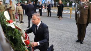 Fot. PAP/Marian Zubrzycki
Wieluń, 01.09.2024. Prezydent Andrzej Duda (L) podczas złożenia wieńca przed pomnikiem ku czci ofiar niemieckiego bombardowania szpitala pod wezwaniem Wszystkich Świętych w Wieluniu 1 września 1939 roku, 1 bm. w Wieluniu. Trwają obchody 85. rocznicy wybuchu II Wojny Światowej (miwi) PAP/Marian Zubrzycki