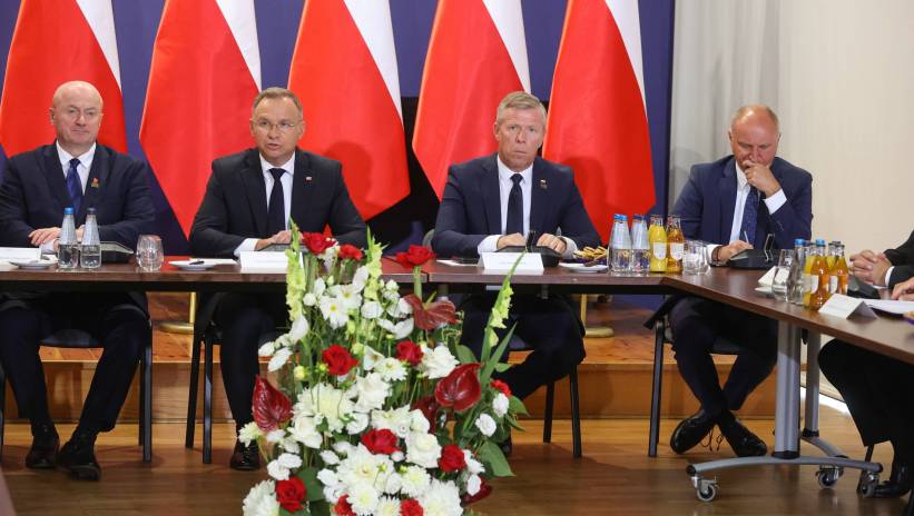 Fot. PAP/Marian Zubrzycki
Wieluń, 01.09.2024. Prezydent Andrzej Duda (2L), zastępca szefa Kancelarii Prezydenta RP Piotr Ćwik (2P), przewodniczący rady ds. samorządu terytorialnego, marszałek woj. lubelskiego Jarosław Stawiarski (L) i sekretarz stanu w Kancelarii Prezydenta RP Wojciech Kolarski (P) podczas posiedzenia Rady ds. Samorządu Terytorialnego Narodowej Rady Rozwoju, 1 bm. w Wieluniu. W trakcie spotkania poruszono temat reparacji z tytułu strat, jakie Polska i Polacy ponieśli z powodu bezprawnej i niesprowokowanej napaści Niemiec na Polskę w 1939 r. oraz późniejszej okupacji niemieckiej. (sko) PAP/Marian Zubrzycki