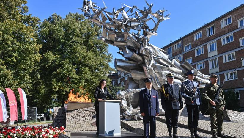 Fot. PAP/Andrzej Jackowski
Gdańsk, 01.09.2024. Prezydent Gdańska Aleksandra Dulkiewicz (L) podczas uroczystości ku czci obrońców Poczty Polskiej na Placu Obrońców Poczty Polskiej w Gdańsku, 1 bm. Trwają obchody 85. rocznicy wybuchu II wojny światowej. (sko) PAP/Andrzej Jackowski