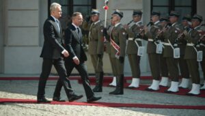 Fot. PAP/Marcin Obara
Warszawa, 04.09.2024. Prezydent RP Andrzej Duda (2L) i pprezydent Litwy Gitanas Nauseda (L) podczas powitania przed spotkaniem w Pałacu Prezydenckim w Warszawie, 4 bm. W trakcie swojej dwudniowej wizyty w Polsce prezydent Nauseda weźmie udział m.in. w Polsko–Litewskim Forum Biznesowym Sektora Obronnego. (sko) PAP/Marcin Obara