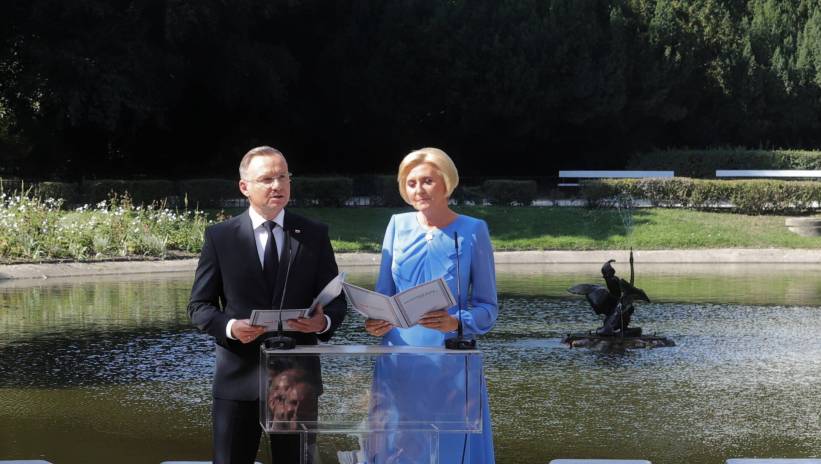 Fot. PAP/Rafał Guz
Warszawa, 07.09.2024. Prezydent RP Andrzej Duda (L) oraz pierwsza dama Agata Kornhauser-Duda (P) podczas spotkania z cyklu "Narodowe Czytanie", 7 bm. w Ogrodzie Saskim w Warszawie. Tegoroczną lekturą jest "Kordian" Juliusza Słowackiego. (amb) PAP/Rafał Guz