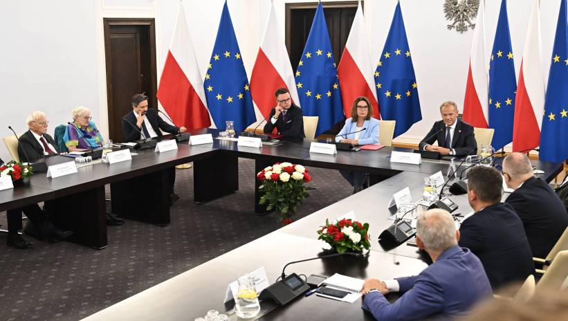 Fot. PAP/Radek Pietruszka
Warszawa, 10.09.2024. Premier Donald Tusk (P), marszałek Senatu Małgorzata Kidawa-Błońska (C) i marszałek Sejmu Szymon Hołownia (C-L) podczas spotkania „Drogi wyjścia z kryzysu konstytucyjnego”, 10 bm. w Senacie w Warszawie. (sko) PAP/Radek Pietruszka