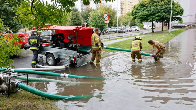 Fot. PAP/Tomasz Wojtasik
Ostrów Wielkopolski, 19.08.2024. Wypompowywanie wody w okolicy Urzędu Miejskiego w Ostrowie Wielkopolskim, po intensywnych opadach deszczu, 19 bm. (mr) PAP/Tomasz Wojtasik ***Do tego materiału zdjęciowego dostępna jest również depesza w systemie CSI, pt.: Wielkopolskie/ Ponad 400 strażackich interwencji w związku z opadami deszczu***