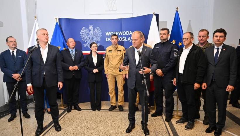 Fot. PAP/Maciej Kulczyński
Wrocław, 13.09.2024. Premier Donald Tusk (5P), komendant główny Państwowej Straży Pożarnej nadbryg. Mariusz Feltynowski (C) i minister spraw wewnętrznych i administracji, koordynator służb specjalnych Tomasz Siemoniak (2L) podczas konferencji prasowej po odprawie ze służbami w związku z zagrożeniem powodziowym, 13 bm. w Dolnośląskim Urzędzie Wojewódzkim we Wrocławiu. (ad) PAP/Maciej Kulczyński