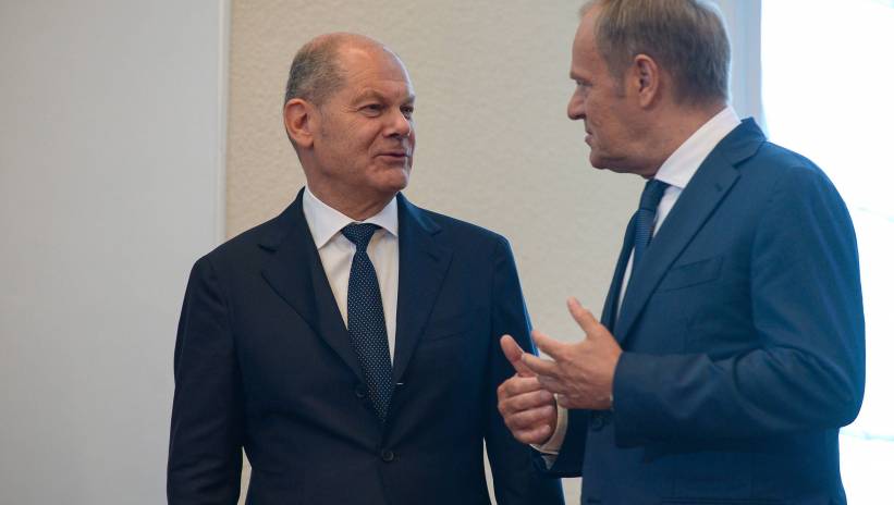 Fot. PAP/Marcin Obara
Warszawa, 02.07.2024. Premier Donad Tusk (P) oraz kanclerz Niemiec Olaf Scholz (L) po zakończeniu konferencji prasowej w siedzibie Kancelarii Prezesa Rady Ministrów w Warszawie, 2 bm. Premier RP i kanclerz Niemiec przewodniczyli pierwszym od 2018 r. polsko-niemieckim konsultacjom międzyrządowym. (jm) PAP/Marcin Obara