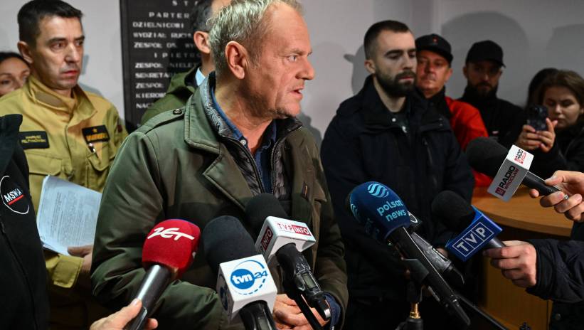 Fot. PAP/Maciej Kulczyński
Kłodzko, 15.09.2024. Dynamiczna sytuacja powodziowa. Premier Donald Tusk (2L) i komendant główny Państwowej Straży Pożarnej nadbryg. Mariusz Feltynowski (L) na konferencji prasowej po odprawie ze służbami w związku z aktualną sytuacją powodziową, 15 bm. w Komendzie Powiatowej Policji w Kłodzku. Niż genueński, który dotarł nad Polskę w czwartek 12 września, odpowiada za aktualne załamanie pogody i ulewne deszcze szczególnie na Dolnym Śląsku. (aldg) PAP/Maciej Kulczyński