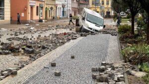 Fot. PAP/Michał Meissner
Głuchołazy (woj. opolskie), 15.09.2024. Dynamiczna sytuacja powodziowa. Rzeka Biała Głuchołaska zalała Głuchołazy, 15 bm. Niż genueński, który dotarł nad Polskę w czwartek 12 września, odpowiada za aktualne załamanie pogody i ulewne deszcze szczególnie na Dolnym Śląsku. (aldg) PAP/Michał Meissner