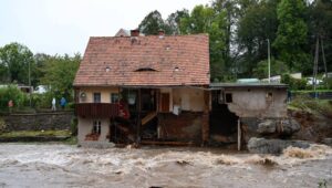 Fot. PAP/Maciej Kulczyński
Lądek-Zdrój (woj. dolnośląskie), 15.09.2024. Dynamiczna sytuacja powodziowa. Rzeka Biała Lądecka zalała miasto Lądek-Zdrój, 15 bm. Niż genueński, który dotarł nad Polskę w czwartek 12 września, odpowiada za aktualne załamanie pogody i ulewne deszcze szczególnie na Dolnym Śląsku. (aldg) PAP/Maciej Kulczyński