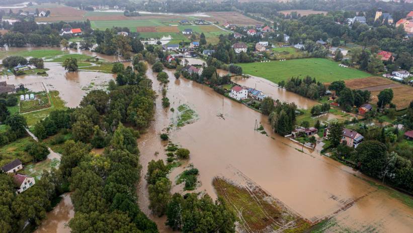 Fot. PAP/Maciej Kulczyński
Krosnowice (woj. dolnośląskie), 14.09.2024. Rzeka Nysa Kłodzka zalała część wsi Krosnowice, 14 bm. Niż genueński, który dotarł nad Polskę w czwartek 12 września, odpowiada za aktualne załamanie pogody i ulewne deszcze szczególnie na Dolnym Śląsku. (aldg) PAP/Maciej Kulczyński