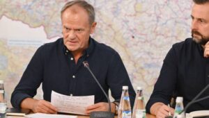 Fot. PAP/Maciej Kulczyński
Wrocław, 16.09.2024. Dynamiczna sytuacja powodziowa. Premier Donald Tusk (L) i wicepremier, minister obrony narodowej Władysław Kosiniak-Kamysz (P) podczas spotkania sztabu kryzysowego w Urzędzie Wojewódzkim we Wrocławiu, 16 bm. Niż genueński, który dotarł nad Polskę w czwartek 12 września, odpowiada za aktualne załamanie pogody i ulewne deszcze szczególnie na Dolnym Śląsku. (sko) PAP/Maciej Kulczyński