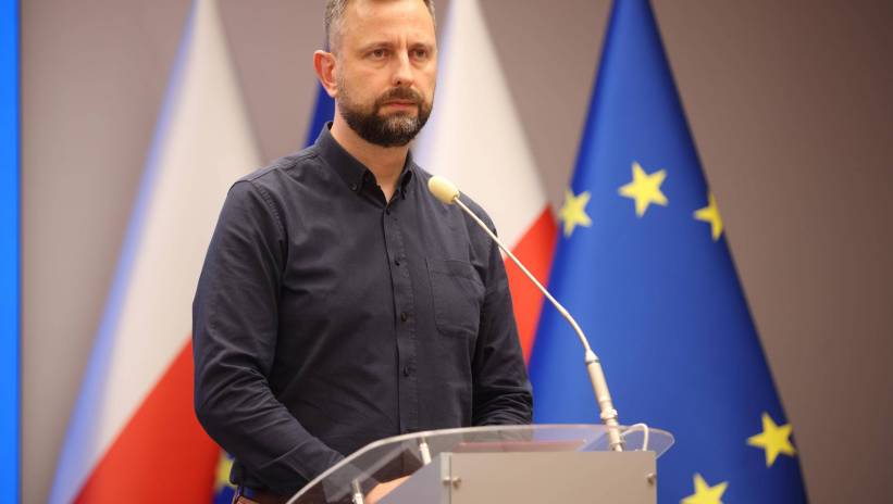 Fot. PAP/Łukasz Gągulski
Kraków, 15.09.2024. Wicepremier, minister obrony narodowej Władysław Kosiniak-Kamysz uczestniczy w Małopolskim Urzędzie Wojewódzkim w Krakowie, 15 bm. w konferencji prasowej po odprawie sztabu zarządzania kryzysowego. Niż genueński, który dotarł nad Polskę w czwartek 12 września, odpowiada za aktualne załamanie pogody i ulewne deszcze. (łg/dw) PAP/Łukasz Gągulski