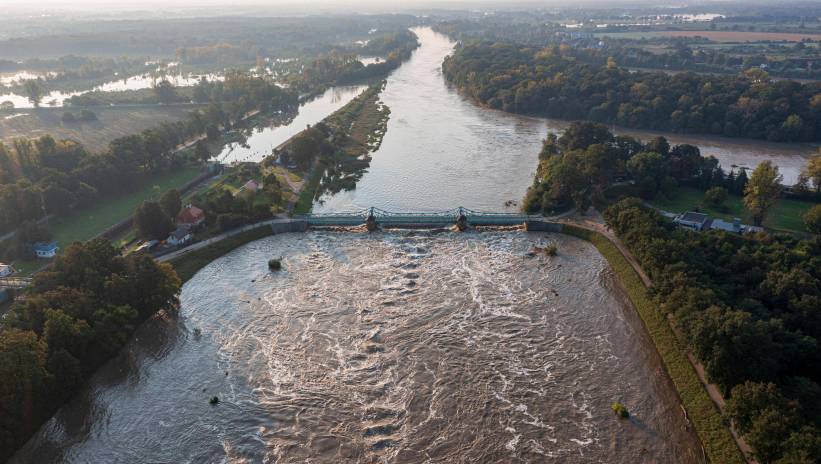 Fot. PAP/Maciej Kulczyński
Wrocław, 19.09.2024. Dynamiczna sytuacja powodziowa. Wysoki poziom wody na Odrze w Jazie Bartoszowickim we Wrocławiu, 19 bm. Do stolicy Dolnego Śląska dotarła fala kulminacyjna na Odrze. Według danych IMGW, poziom wody w Trestnie na granicy miasta wyniósł 631 cm, co było wartością niższą, niż zakładana w negatywnym scenariuszu. (mk/zkoc) PAP/Maciej Kulczyński