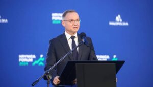 Fot. PAP/Łukasz Gągulski
Krynica-Zdrój, 19.09.2024. Prezydent RP Andrzej Duda przemawia w drugim dniu Krynica Forum 2024 ph. "Empowering the Region", 19 bm. w Krynicy-Zdroju. Krynica Forum 2024 to ponad 40 paneli tematycznych z udziałem 150 prelegentów i kilku tysięcy uczestników. Wykłady, podzielone zostały na cztery ścieżki tematyczne: bezpieczeństwo i odporność, biznes i rozwój, samorząd i społeczeństwo, geopolityka i ekonomia. (mr) PAP/Łukasz Gągulski