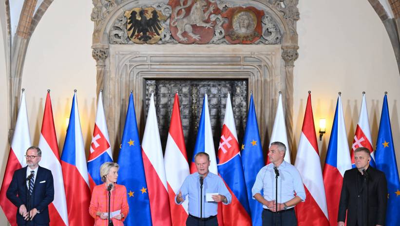 Fot. PAP/Maciej Kulczyński
Wrocław, 19.09.2024. Przewodnicząca Komisji Europejskiej Ursula von der Leyen (2L), premier RP Donald Tusk (C), premier Czech Petr Fiala (L), premier Słowacji Robert Fico (P) oraz kanclerz Austrii Karl Nehammer (2P) podczas konferencji prasowej po spotkaniu we Wrocławiu, 19 bm. Spotkanie dotyczyło sytuacji powodziowej w kraju. (ad) PAP/Maciej Kulczyński