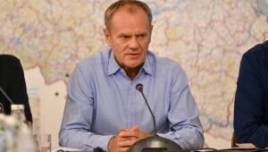 Fot. PAP/Maciej Kulczyński
Wrocław, 19.09.2024. Premier Donald Tusk podczas narady ogólnopolskiego sztabu kryzysowego we Wrocławiu, 19 bm. Południowa i zachodnia Polska zmaga się z powodziami, wezbranymi rzekami i ich skutkami. Najtrudniejsza sytuacja jest w Oławie (woj. dolnośląskie). Przez miasto przechodzi fala powodziowa. Działania służb, m.in. straży pożarnej i wojsk obrony terytorialnej, skupiają się na zabezpieczaniu wałów przeciwpowodziowych. (ad) PAP/Maciej Kulczyński