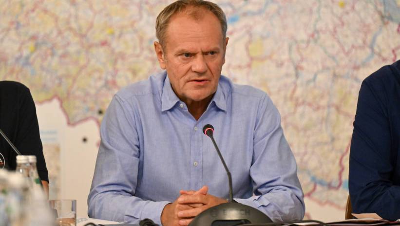 Fot. PAP/Maciej Kulczyński
Wrocław, 19.09.2024. Premier Donald Tusk podczas narady ogólnopolskiego sztabu kryzysowego we Wrocławiu, 19 bm. Południowa i zachodnia Polska zmaga się z powodziami, wezbranymi rzekami i ich skutkami. Najtrudniejsza sytuacja jest w Oławie (woj. dolnośląskie). Przez miasto przechodzi fala powodziowa. Działania służb, m.in. straży pożarnej i wojsk obrony terytorialnej, skupiają się na zabezpieczaniu wałów przeciwpowodziowych. (ad) PAP/Maciej Kulczyński