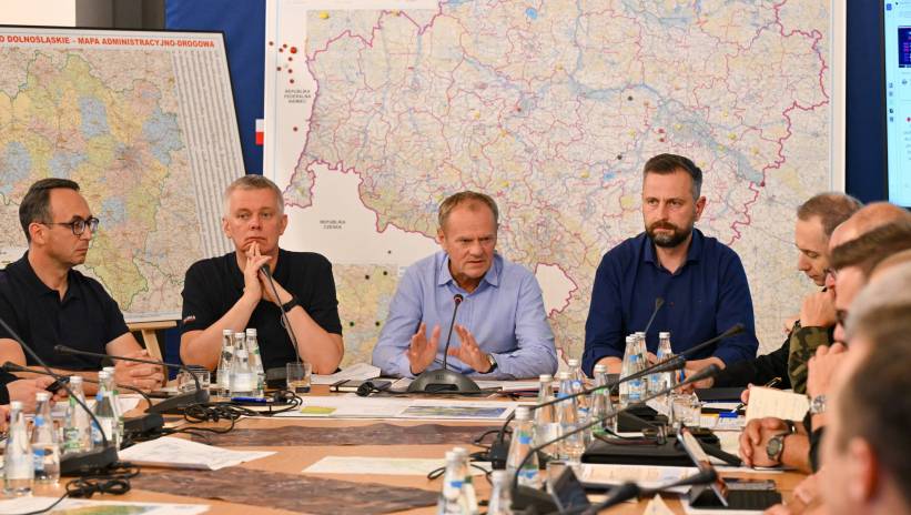 Fot. PAP/Maciej Kulczyński
Wrocław, 19.09.2024. Premier Donald Tusk (3L), wicepremier, minister obrony narodowej Władysław Kosiniak-Kamysz (4L), szef MSWiA Tomasz Siemoniak (2L) i minister infrastruktury Dariusz Klimczak (L) podczas narady ogólnopolskiego sztabu kryzysowego we Wrocławiu, 19 bm. Południowa i zachodnia Polska zmaga się z powodziami, wezbranymi rzekami i ich skutkami. Najtrudniejsza sytuacja jest w Oławie (woj. dolnośląskie). Przez miasto przechodzi fala powodziowa. Działania służb, m.in. straży pożarnej i wojsk obrony terytorialnej, skupiają się na zabezpieczaniu wałów przeciwpowodziowych. (ad) PAP/Maciej Kulczyński