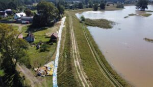 Fot. PAP/Lech Muszyński
Stany (woj. lubuskie), 20.09.2024. Stan rzeki Odry w miejscowości Stany koło Nowej Soli, 20 bm. Mieszkańcy wsi umacniają od 3 dni wały przeciwpowodziowe. Te tereny są najbardziej zagrożone zalaniem przez wody Odry w Lubuskiem. (aldg) PAP/Lech Muszyński