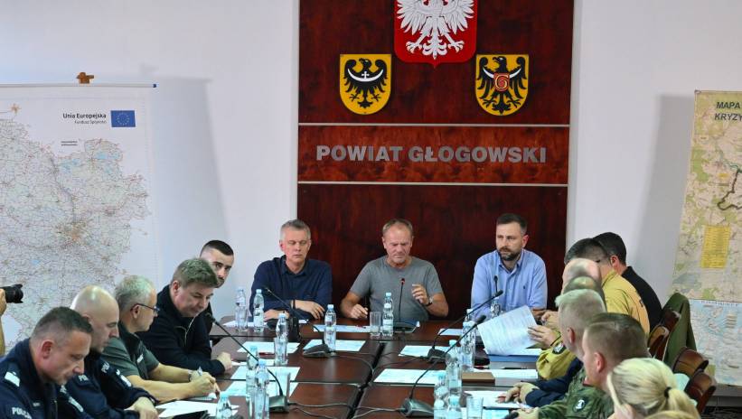 Fot. PAP/Maciej Kulczyński
Głogów, 21.09.2024. Premier Donald Tusk (C), wicepremier, minister obrony narodowej Władysław Kosiniak-Kamysz (centrum-P) oraz szef MSWiA Tomasz Siemoniak (centrum-L) podczas sztabu kryzysowego w Głogowie na Dolnym Śląsku, 21 bm. W trakcie spotkania omówiona została bieżąca sytuacja powodziowa w regionie. (mr) PAP/Maciej Kulczyński ***Do tego materiału zdjęciowego dostępna jest również depesza w systemie CSI, pt.: Dolnośląskie/ W powiecie głogowskim starosta wezwał do samoewakuacji z terenów zalewowych***