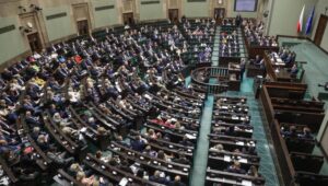 Fot. PAP/Tomasz Gzell
Warszawa, 25.09.2024. Wystąpienie prezesa Rady Ministrów Donalda Tuska (na mównicy) na 18. posiedzeniu Sejmu, 25 bm. dotyczące tegorocznej wrześniowej powodzi w południowo-zachodniej części terytorium Polski, działaniach podjętych w celu zapobieżenia jej skutkom oraz ich usunięcia. (tg/dw) PAP/Tomasz Gzell