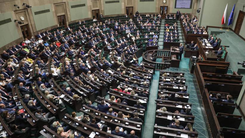 Fot. PAP/Tomasz Gzell
Warszawa, 25.09.2024. Wystąpienie prezesa Rady Ministrów Donalda Tuska (na mównicy) na 18. posiedzeniu Sejmu, 25 bm. dotyczące tegorocznej wrześniowej powodzi w południowo-zachodniej części terytorium Polski, działaniach podjętych w celu zapobieżenia jej skutkom oraz ich usunięcia. (tg/dw) PAP/Tomasz Gzell