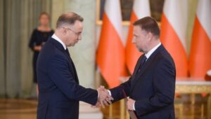 Fot. PAP/Marcin Obara
Warszawa, 26.09.2024. Prezydent RP Andrzej Duda (L) i powołany na ministra - członka Rady Ministrów, pełnomocnika rządu ds. odbudowy po powodzi Marcin Kierwiński (P) na uroczystości dokonywania zmian w składzie Rady Ministrów w Pałacu Prezydenckim w Warszawie, 26 bm. (ad) PAP/Marcin Obara