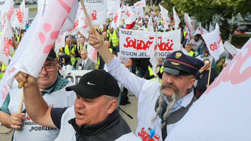 Fot. PAP/Paweł Supernak
Warszawa, 26.09.2024. Protest pracowników spółki PKP Cargo przed siedzibą Ministerstwa Infrastruktury w Warszawie, 26 bm. Pikieta kolejarzy odbywa się w obronie praw pracowniczych i związkowych pracowników spółki. Przewoźnik zamierza wkrótce zwolnić około czterech tysięcy osób. (amb) PAP/Paweł Supernak