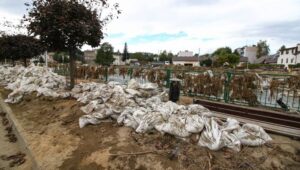 Fot. PAP/Krzysztof Świderski
Głuchołazy, 27.09.2024. Trwają prace nad usunięciem zalegających na terenie miasta śmieci oraz przywróceniem przepraw przez rzekę Białą Głuchołaską, 27 bm. w Głuchołazach. W odbudowę zniszczonej w powodzi infrastruktury zaanagażowanych jest prawie 1800 żołnierzy i ponad 430 jednostek sprzętu. (amb) PAP/Krzysztof Świderski