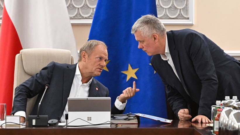 Fot. PAP/Radek Pietruszka
Warszawa, 28.09.2024. Szef MSWiA Tomasz Siemoniak (P) i premier Donald Tusk (L) podczas posiedzenia rządu w siedzibie Kancelarii Prezesa Rady Ministrów w Warszawie, 28 bm. Rada Ministrów ma przyjąć projekt budżetu na 2025 rok oraz projekt Strategii zarządzania długiem sektora finansów publicznych w latach 2025–2028.(ad) PAP/Radek Pietruszka