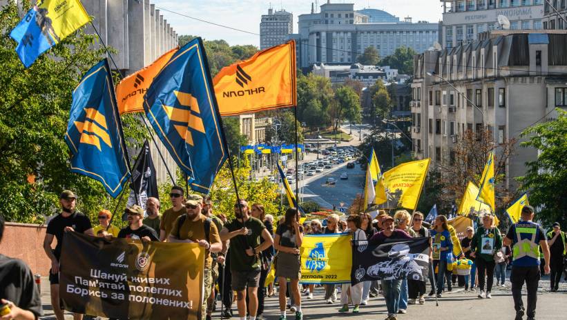 Fot. PAP/Vladyslav Musiienko
Kijów, Ukraina, 28.09.2024. Uroczysta procesja "Ku czci poległych bohaterów" w Kijowie, 28 bm. Dzień Obrońców Ukrainy będzie obchodzony 01.10.2024. Trwa inwazja Rosji na Ukrainę. (ad) PAP/Vladyslav Musiienko