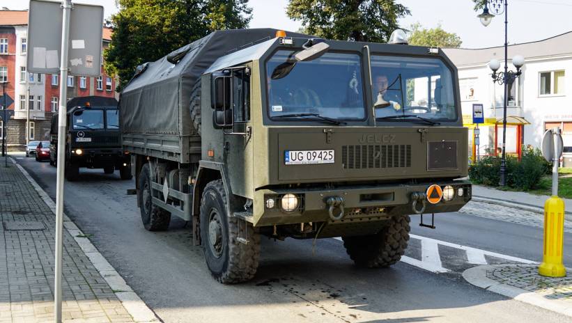 Fot. PAP/Sławek Pabian
Nysa, 18.09.2024. Dynamiczna sytuacja powodziowa. Wojsko w Nysie, 18 bm. Sytuacja w Nysie ustabilizowała się. Zarządzenie o ewakuacji uchylono, trwa sprzątanie i wypompowywanie wody z obiektów użyteczności publicznej. (mr) PAP/Sławek Pabian