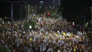 People take part in a protest calling for a ceasefire and for the release of Israeli hostages held by Hamas in Gaza, near the Kirya in Tel Aviv, Israel, 07 September 2024. According to a statement by the Israeli Government Press Office, 97 Israeli hostages remain in captivity in the Gaza Strip, including bodies of 33 confirmed dead.  Fot. PAP/EPA/ABIR SULTAN