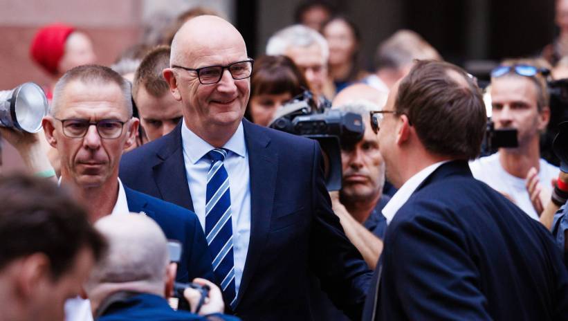 Social Democratic Party (SPD) top candidate and Brandenburg State Premier Dietmar Woidke (C) arrives for the election evening of the regional Social Democratic Party (SPD) in Potsdam, Germany, 22 September 2024. Regional state parliament election in Brandenburg takes place on 22 September 2024. Fot. PAP/EPA/CLEMENS BILAN