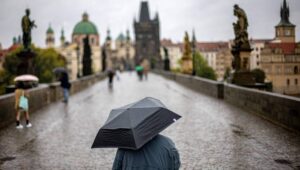 epa11601559 A man walks with an umbrella during rainfall on Charles Bridge above of Vltava river in Prague, Czech Republic, 13 September 2024. The Czech Hydrometeorological Institute (CHMU) has issued a extreme precipitation warning of unusually intense rainfall which can significantly raise water levels and that will affect the Czech Republic from 12 September until the end of the week. Fot. PAP/EPA/MARTIN DIVISEK