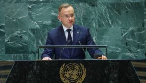 Wizyta polskiej pary prezydenckiej w Stanach Zjednoczonych. Prezydent RP Andrzej Duda przemawia na debacie generalnej 79. sesji Zgromadzenia Ogólnego ONZ, 24 bm. w Nowym Jorku. Polska para prezydencka wraz z delegacją kontynuuje wizytę w USA. Fot. PAP/Leszek Szymański
Prezydent Andrzej Duda ak