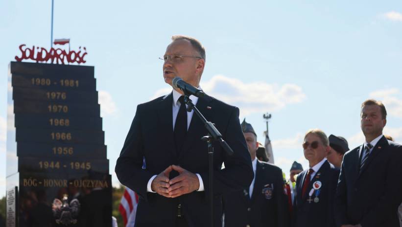 Doylestown, USA, 22.09.2024. Wizyta polskiej pary prezydenckiej w Stanach Zjednoczonych. Prezydent RP Andrzej Duda na uroczystości odsłonięcia Pomnika Solidarności na cmentarzu przy Narodowym Sanktuarium Matki Bożej Częstochowskiej w Doylestown w Pensylwanii, 22 bm. Polska para prezydencka wraz z delegacją jest z wizytą w USA. Fot. PAP/Leszek Szymański