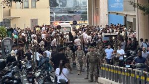 epaselect epa11609842 Lebanese soldiers and Hezbollah members gather outside a hospital where injured people were being transported, following an incident involving Hezbollah membersâ€™ wireless devices in Dahieh, Beirut, south Lebanon, 17 September 2024. According to Lebanonâ€™s state news agency, several â€wireless communication devices (pagers) were detonated using advanced technology.â€™ Several people with various injuries have been arriving at Lebanese hospitals, according to the Lebanese Public Health Emergency Operations Center of the Ministry of Public Health. Fot. PAP/EPA/WAEL HAMZEH