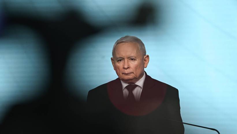 Warszawa, 10.08.2024. Prezes Prawa i Sprawiedliwości Jarosław Kaczyński na konferencji prasowej w siedzibie Prawa i Sprawiedliwości przy ul. Nowogrodzkiej w Warszawie, 10 bm. Spotkanie dot. rozliczania PiS przez rząd Donalda Tuska. Fot. PAP/Radek Pietruszka