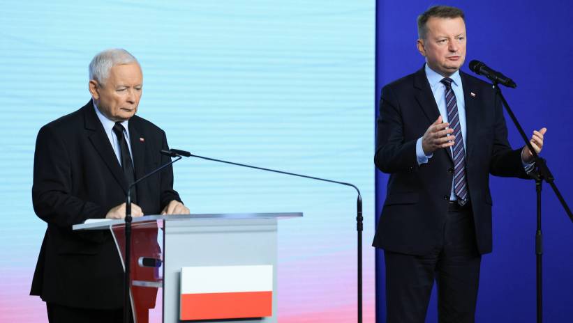 Warszawa, 05.09.2024. Prezes Prawa i Sprawiedliwości Jarosław Kaczyński (L) i przewodniczący KP PiS Mariusz Błaszczak (P) podczas konferencji prasowej w siedzibie Prawa i Sprawiedliwości przy ul. Nowogrodzkiej w Warszawie, 5 bm. Fot. PAP/Szymon Pulcyn